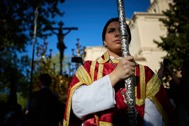 Una mujer, durante una procesión de Semana Santa en Granada
