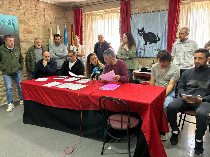 Una treintena de colectivos, entre ellos cofradías de pescadores, productores de marisco, ecologistas y el sindicato CIG; en la rueda de prensa para denunciar el vertido de lodos del dragado del Lérez.