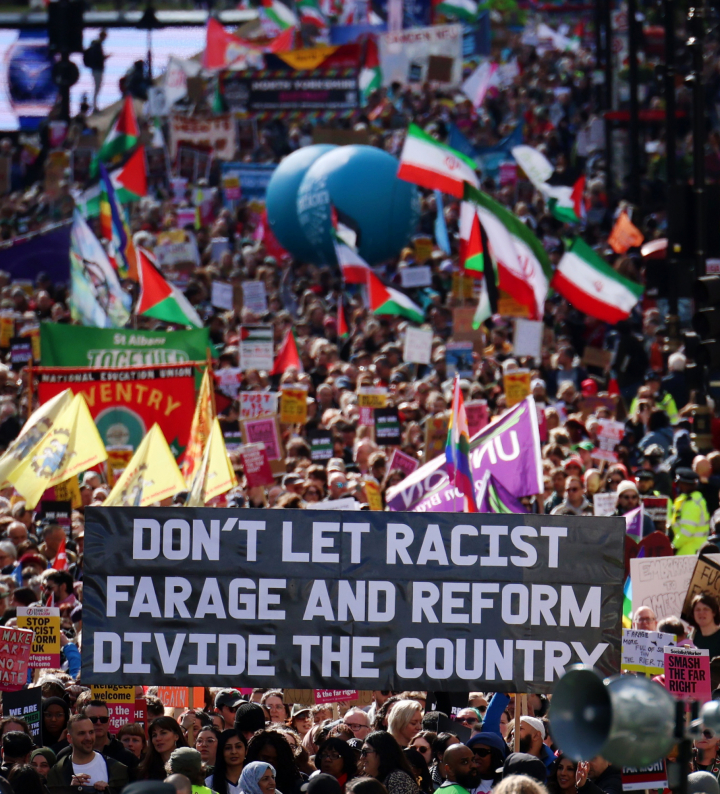 Decenas de miles de personas marcharon por el centro de Londres contra el auge de la extrema derecha.