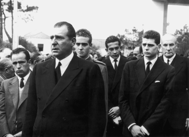 Don Juan de Borbón y el rey Juan Carlos I en el funeral del infante Alfonso en 1956