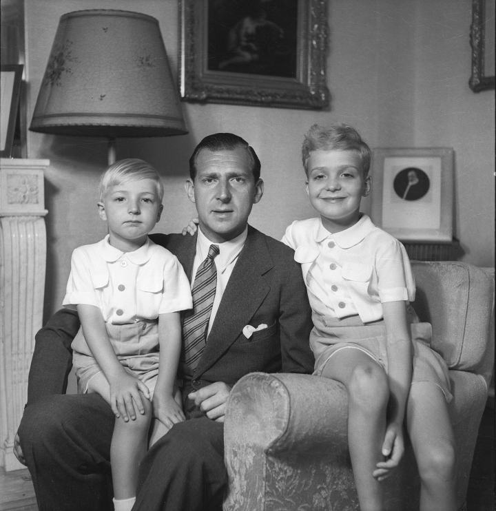 El conde de Barcelona con sus hijos, el rey Juan Carlos I y el infante Alfonso