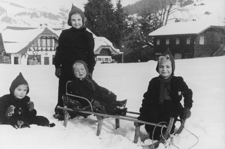 El rey Juan Carlos de pequeño en la nieve con sus hermanos, la infanta Margarita, la infanta Pilar y el infante Alfonso
