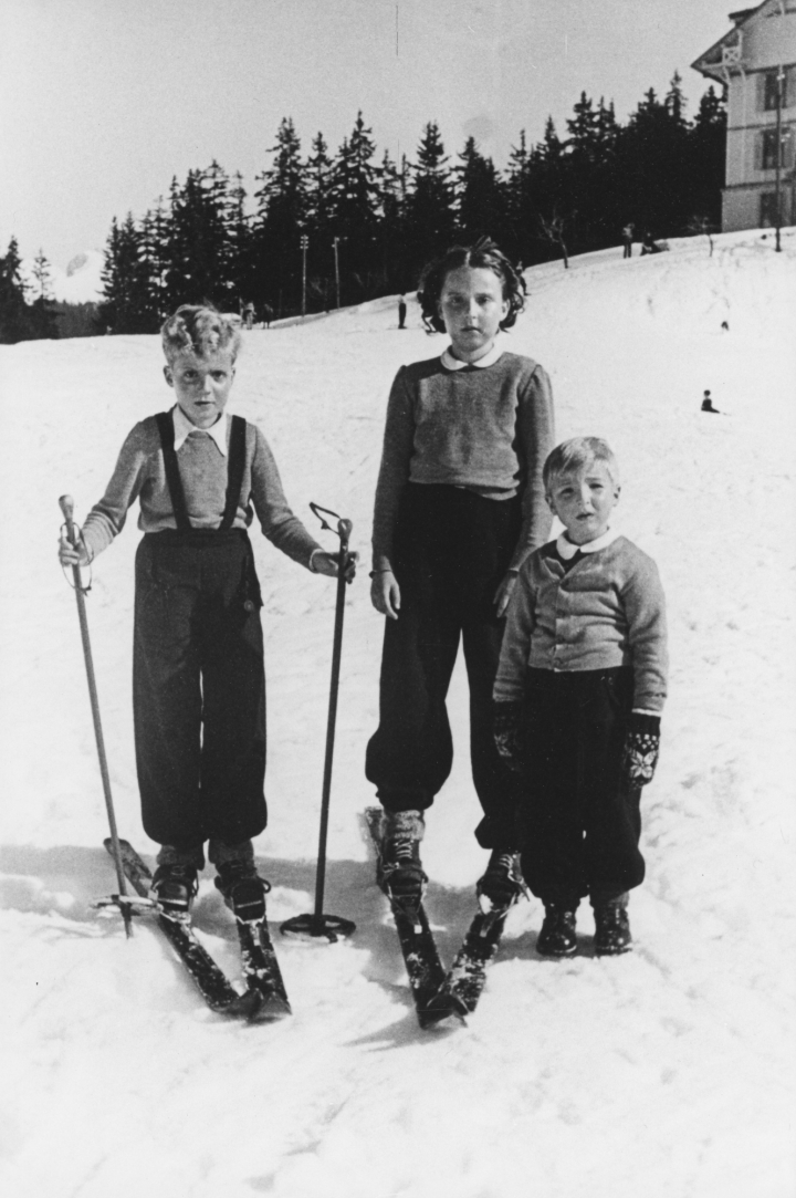 El rey Juan Carlos I de pequeño en la nieve en 1947 con sus hermanos, la infanta Pilar y el infante Alfonso