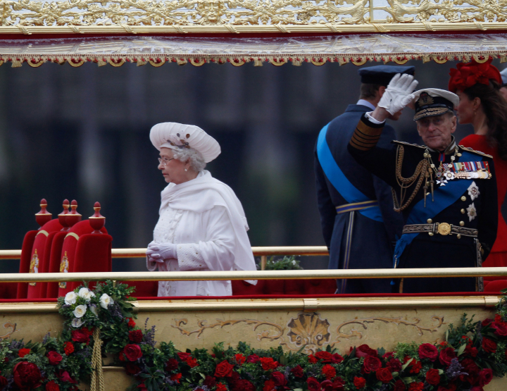 La reina Isabel II y el duque de Edimburgo en un crucero por el Támesis de Londres en el Jubileo de Diamante en 2012