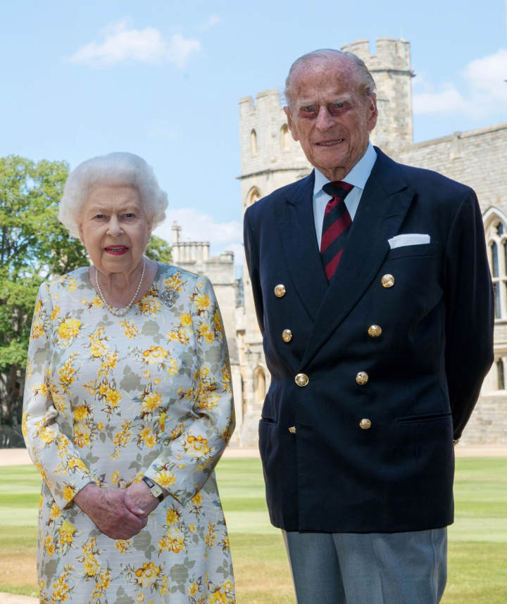 La reina Isabel II y el duque de Edimburgo en un posado en los jardines de Windsor Castle por el 99 cumpleaños del príncipe Felipe