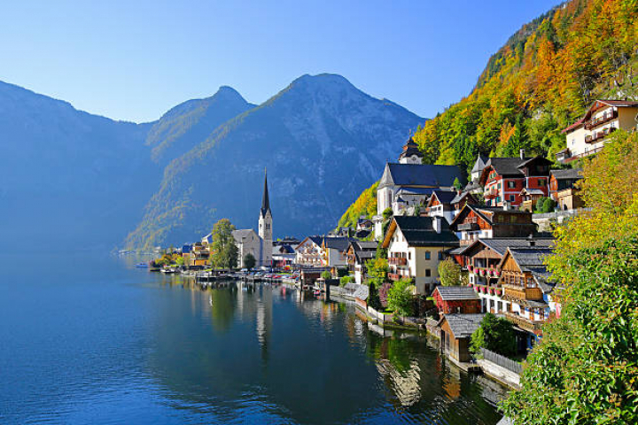 alt="alt="Village Hallstatt on Lake Hallstatt in autumn""