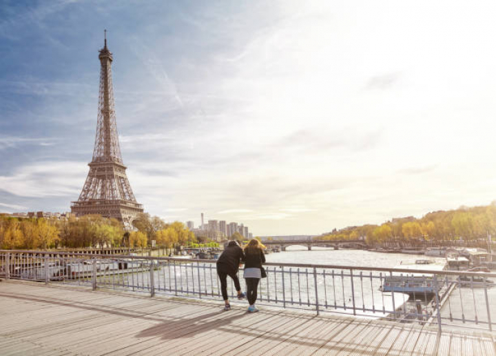 alt="alt="Tourist couple looking at The Eiffel Tower, Paris, France""