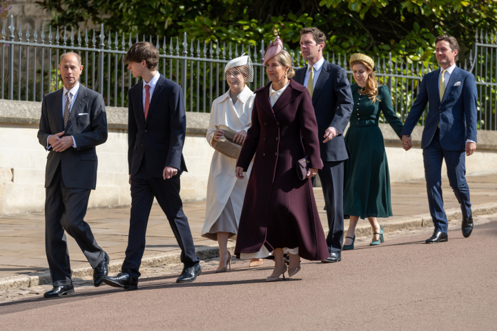 El príncipe Eduardo, el conde de Wessex, Sophie de Edimburgo, Eugenia de York y Jack Brooksbank y Beatriz de York y Edo Mapelli en la Misa de Pascua 2025 en Windsor