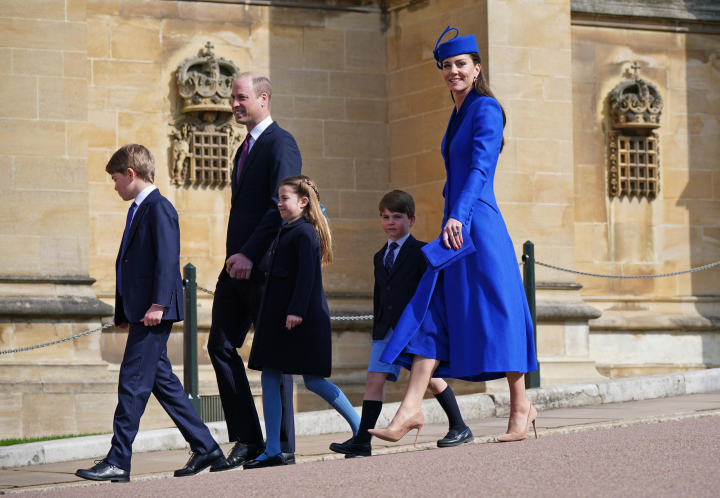 El príncipe Guillermo y Kate Middleton con sus hijos George, Charlotte y Louis en la Misa de Pascua 2023 en Windsor