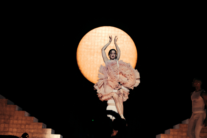 Rosalía en un momento del primer acto del concierto LUX Tour en Madrid.