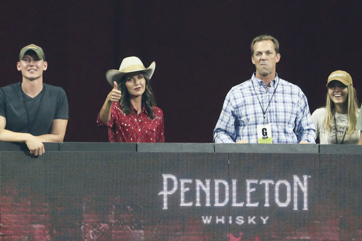 Kristi Noem, junto a su esposo Bryon Noem, en el Monster Energy Team Challenge, en verano de 2020, cuando aún era gobernadora de Dakota del Sur.