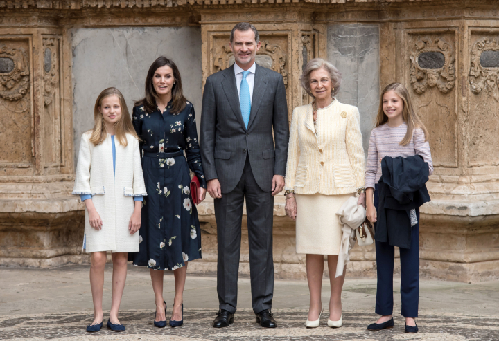Los reyes Felipe y Letizia, la princesa Leonor, la infanta Sofía y la reina Sofía en la Misa de Pascua en Palma en 2019