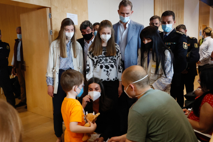 Los reyes Felipe y Letizia y sus hijas Leonor y Sofía en el Centro de Recepción, Acogida y Derivación de refugiados ucranianos en Pozuelo de Alarcón en Semana Santa de 2022