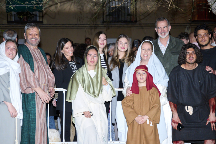 Los reyes Felipe y Letizia y sus hijas Leonor y Sofía en la Pasión Viviente de Chinchón en la Semana Santa de 2023