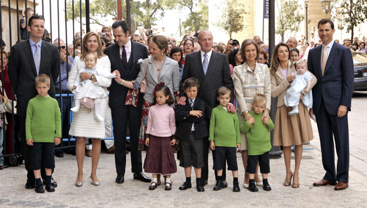 Los reyes Juan Carlos y Sofía, Felipe y Letizia y su hija Leonor, la Infanta Elena y Jaime de Marichalar con sus hijos y la infanta Cristina e Iñaki Urdangarin con los suyos en la Misa de Pascua 2006