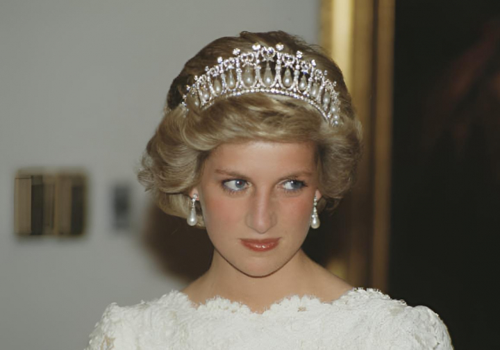 alt="alt="Diana, Princesa de Gales asiste a una cena en la Embajada Británica en Washington, DC, en noviembre de 1985.""