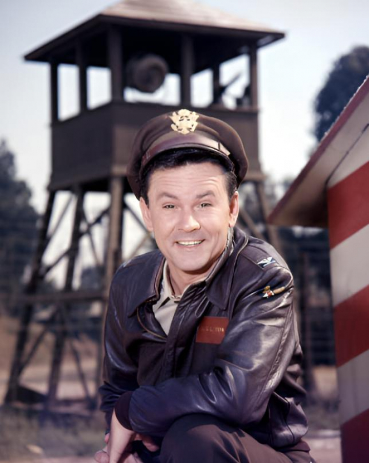 alt="alt="El actor estadounidense Bob Crane como el coronel Robert E. Hogan en la serie de comedia televisiva estadounidense 'Hogan's Heroes'""
