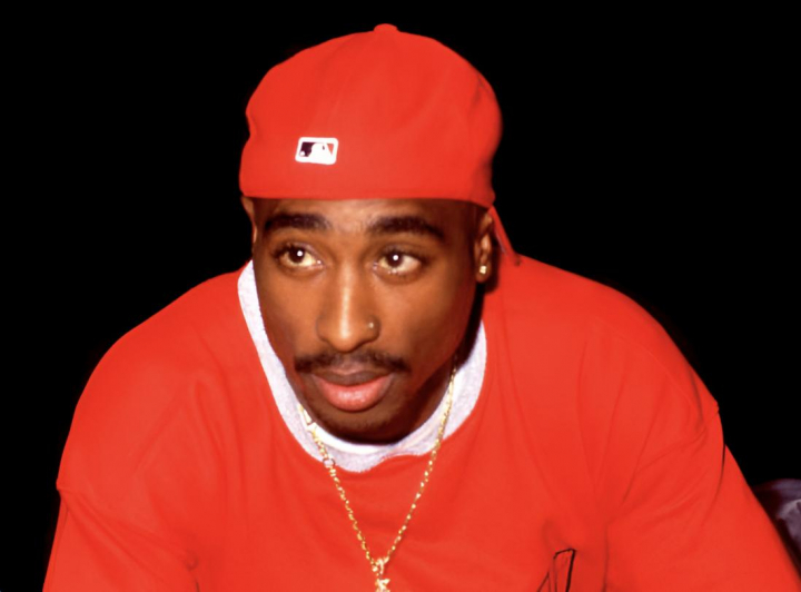 alt="alt="El rapero, compositor y actor estadounidense Tupac Shakur posa para un retrato durante los premios Source Awards de 1994 en el Teatro Paramount de Nueva York.""