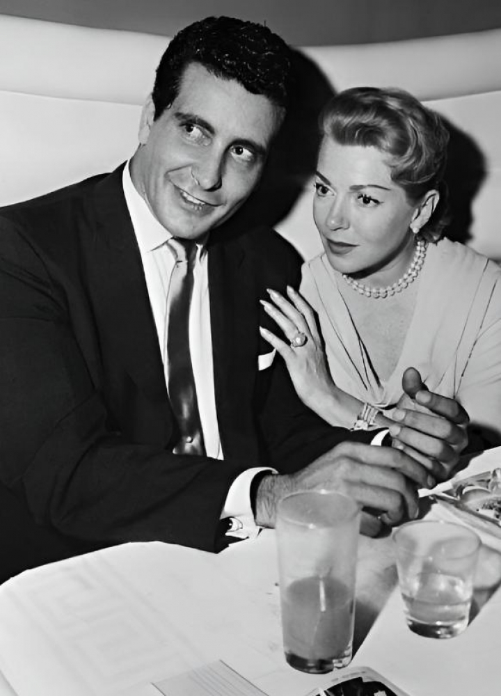alt="alt="El personaje de Underworld, Johnny Stompanato, aparece en esta foto junto a la estrella de cine Lana Turner en un club nocturno de Hollywood recientemente.""