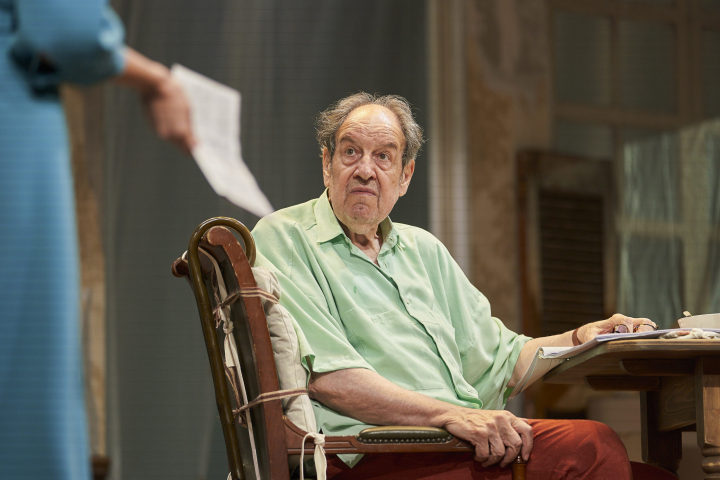 José María Pou, como Roald Dahl, escucha los argumentos que le dan en contra de su crítica en 'Gigante'