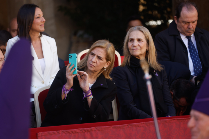 La infanta Cristina haciendo fotos a la procesión junto a la infanta Elena en la Semana Santa de Murcia