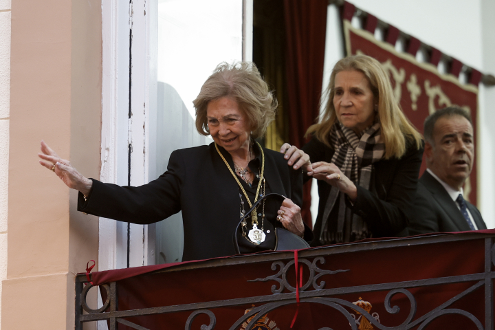 La infanta Elena, pendiente de la reina Sofía en la Semana Santa de Cartagena