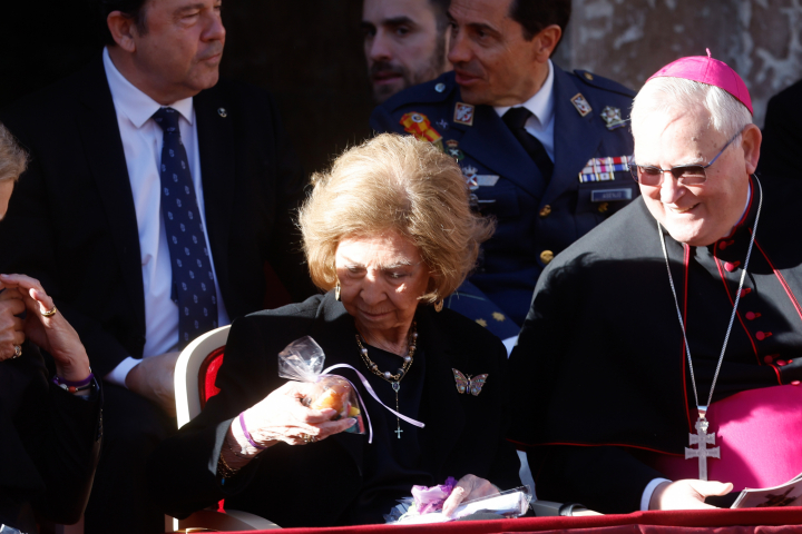 La reina Sofía mirando uno de los regalos que le hicieron en la procesión del Viernes Santo en Murcia