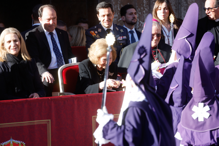 La reina Sofía recibiendo unos regalos en una procesión de Viernes Santo en Murcia