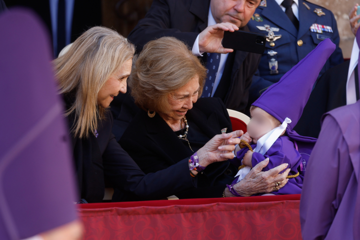 La reina Sofía y la infanta Elena, muy cariñosas con un niño vestido de nazareno en la Semana Santa de Murcia