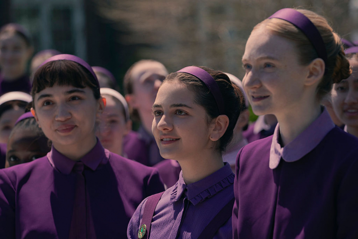 Fotograma de la serie 'Los testamentos', con sus protagonistas Agnes y Daisy.