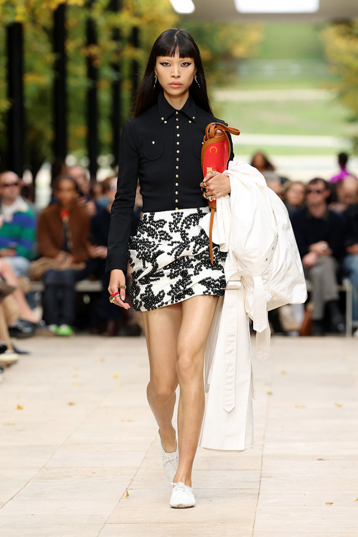 Una modelo luciendo zapatos Derby en el desfile de Celine