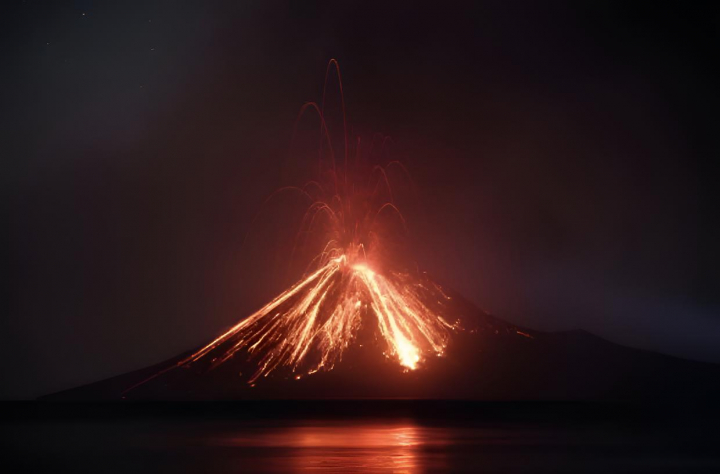 alt="alt="Corrientes de lava descienden del volcán Anak Krakatau durante una erupción de 2018.""