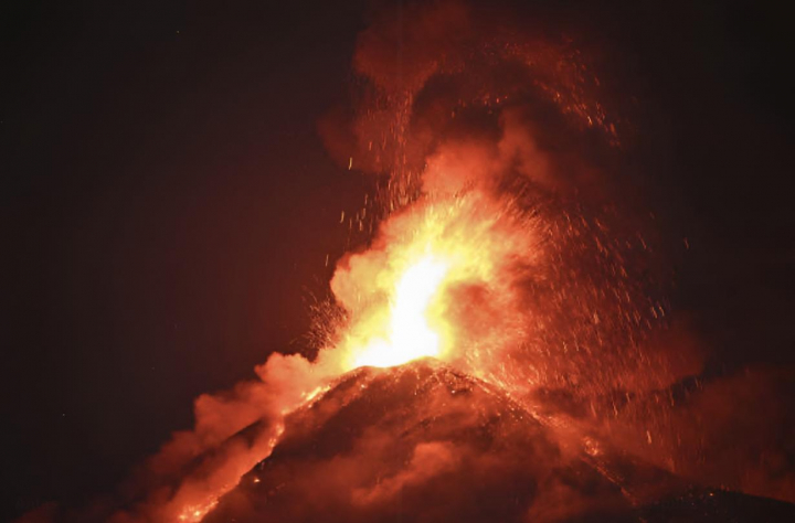 alt="alt="El volcán Fuego entra en erupción a unos 65 kilómetros al suroeste de la Ciudad de Guatemala.""