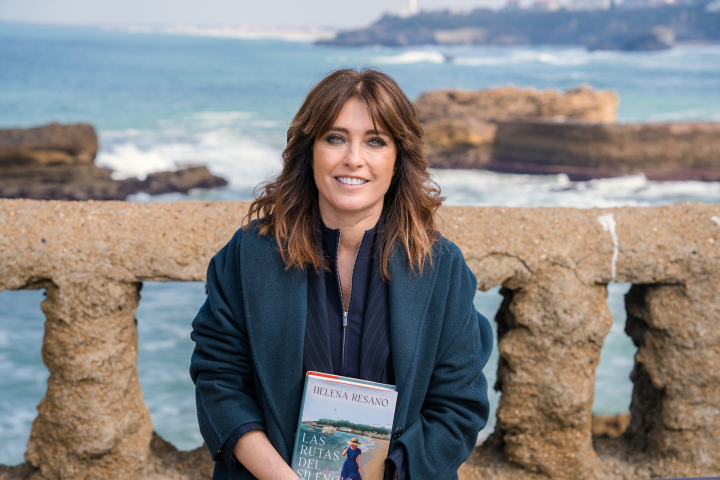 Helena Resano en Biarritz con su novela 'Las rutas del silencio'