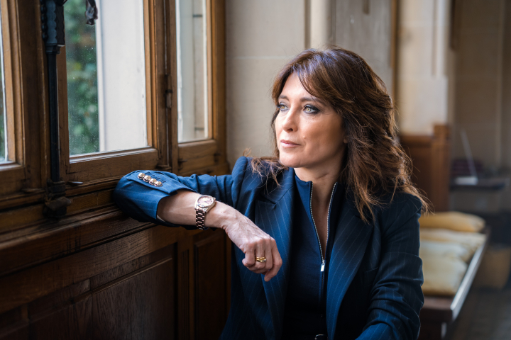 Helena Resano en el Château du Clair de Lune de Biarritz, uno de los escenarios de su novela 'Las rutas del silencio'