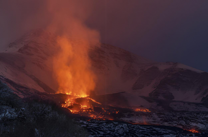 alt="alt="La actividad volcánica continúa en el Monte Etna después de finales de diciembre de 2025.""