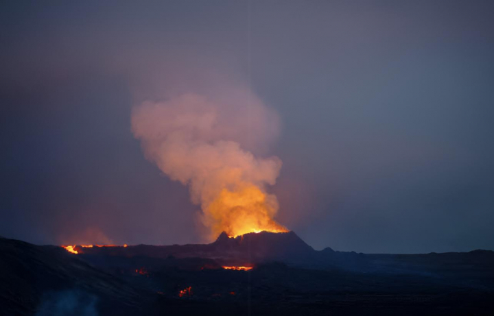 alt="alt="La lava brota del cráter de un volcán cerca de la montaña Litli-Hrútur.""