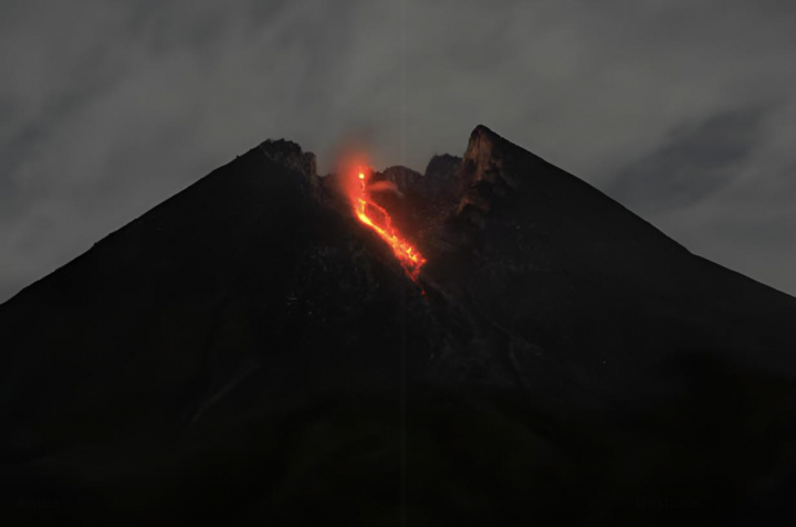 alt="alt="La lava caliente saliendo del monte Merapi en la aldea de Klangon Glagaharjo, en Yogyakarta.""