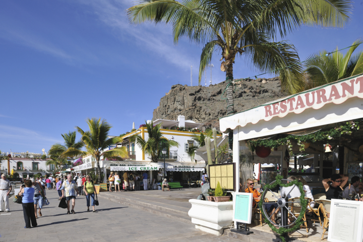 Restaurantes en el puerto de Mogán.