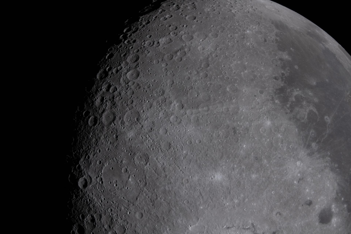 Imagen de la Luna capturada por la nave Orion de la misión Artemis II.