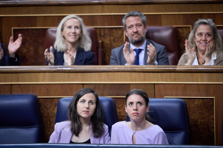 Irene Montero y Ione Belarra durante la reforma de la Ley Sólo sí es sí que salió adelante con los votos del Partido Popular.