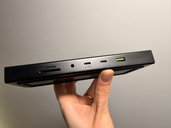 La parte delantera del Razer USB 4 Dock.