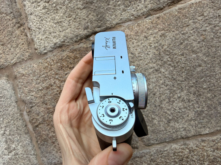 La parte superior de la Fujifilm X half.