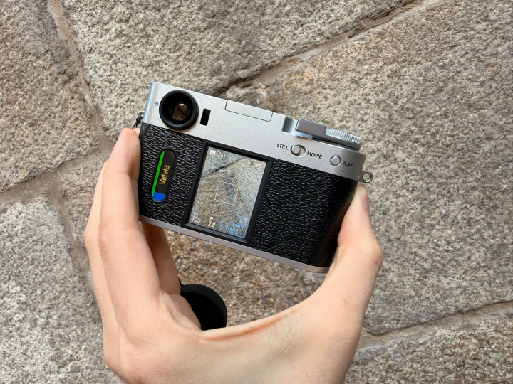 La parte trasera de la Fujifilm X half.