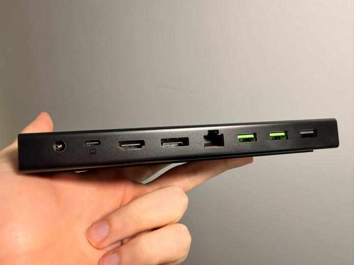 La parte trasera del Razer USB 4 Dock.