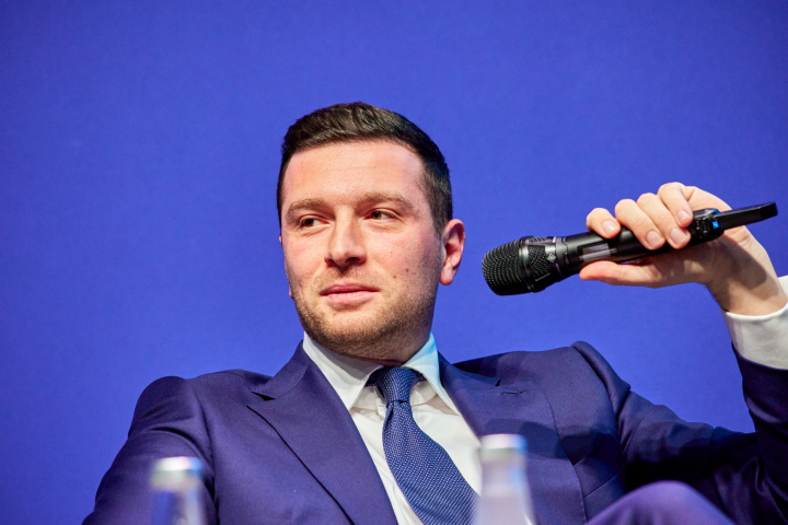 Jordan Bardella en un debate sobre transición ecológica en París