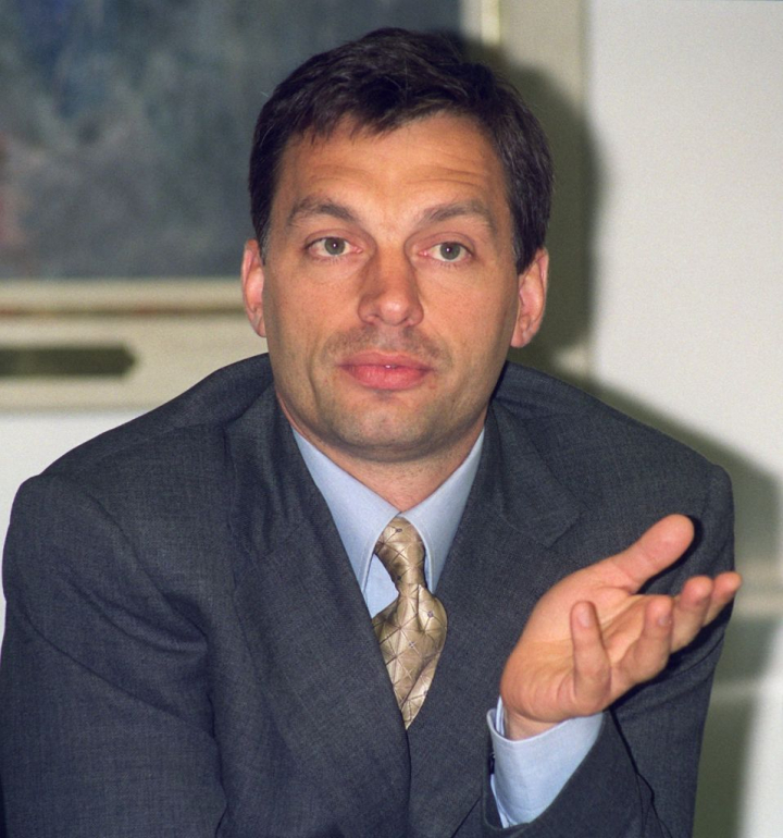 Viktor Orban, aún sólo designado primer ministro de Hungría, atiende a la prensa en una visita a Bonn (Alemania), el 28 de mayo de 1998.