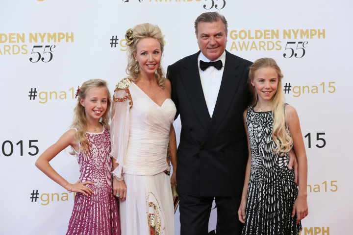 Carlos de Borbón-Dos Sicilias y Camilla Crociani con sus hijas María Carolina y María Chiara en el Festival de Televisión de Monte-Carlo 2015