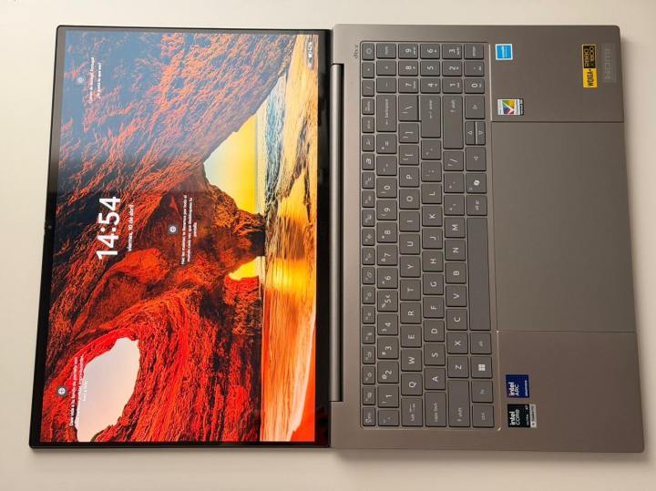 El ordenador portátil Acer Swift Edge 14 AI, totalmente abierto, con su pantalla táctil OLED 3K.