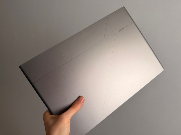El portátil Acer Swift 16 AI cerrado.